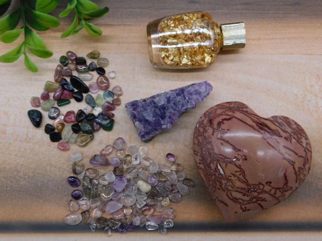 MIXED LOT ROCK STONE LAPIDARY SPECIMEN: MIXED LOT ROCK STONE LAPIDARY SPECIMEN - Part of our Discover Golden Attic, Crystals and Gems auction at HATMAN'S Auctions! Please see photos for measurements and condition. YES, we have in-house