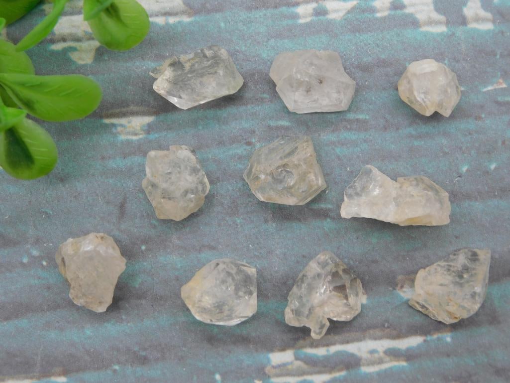 HERKIMER DIAMONDS ROCK STONE LAPIDARY SPECIMEN: HERKIMER DIAMONDS ROCK STONE LAPIDARY SPECIMEN - Part of our Discover Golden Attic, Crystals and Gems auction at HATMAN'S Auctions! Please see photos for measurements and condition. YES, we have