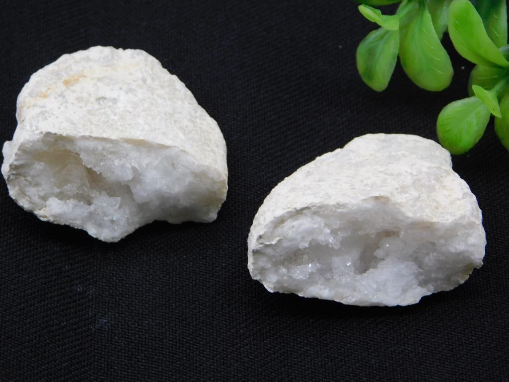 GEODE ROCK STONE LAPIDARY SPECIMEN: GEODE ROCK STONE LAPIDARY SPECIMEN - Part of our Discover Golden Attic, Crystals and Gems auction at HATMAN'S Auctions! Please see photos for measurements and condition. YES, we have in-house