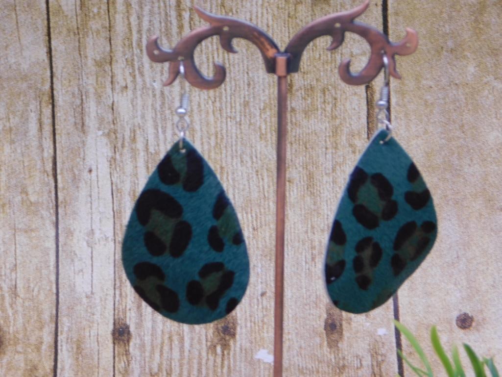 EARRINGS: EARRINGS - Part of our Discover Golden Attic, Crystals and Gems auction at HATMAN'S Auctions! Please see photos for measurements and condition. YES, we have in-house shipping! We have MANY REPEAT CUST
