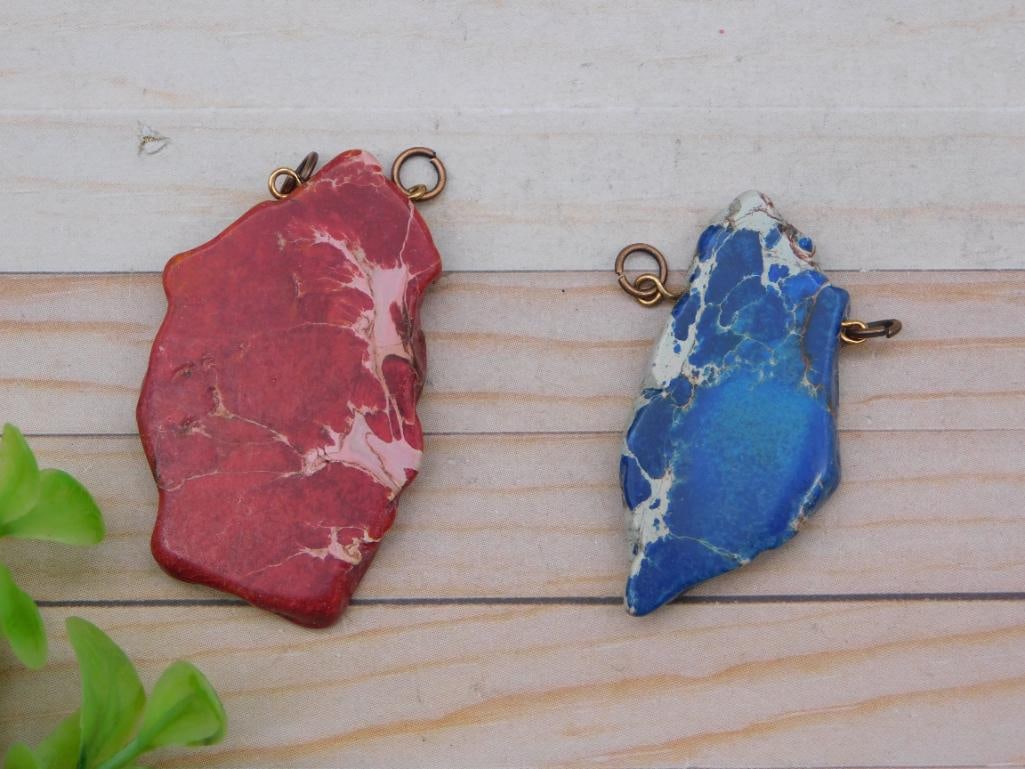 IMPRESSION JASPER PENDANTS ROCK STONE LAPIDARY SPECIMEN: IMPRESSION JASPER PENDANTS ROCK STONE LAPIDARY SPECIMEN - Part of our Discover Golden Attic, Crystals and Gems auction at HATMAN'S Auctions! Please see photos for measurements and condition. YES, we
