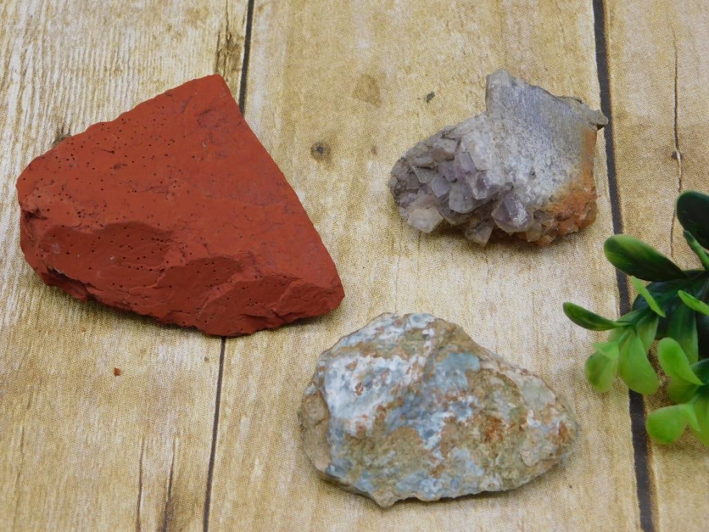 MIXED ROUGH LOT ROCK STONE LAPIDARY SPECIMEN: MIXED ROUGH LOT ROCK STONE LAPIDARY SPECIMEN - Part of our Discover Golden Attic, Crystals and Gems auction at HATMAN'S Auctions! Please see photos for measurements and condition. YES, we have