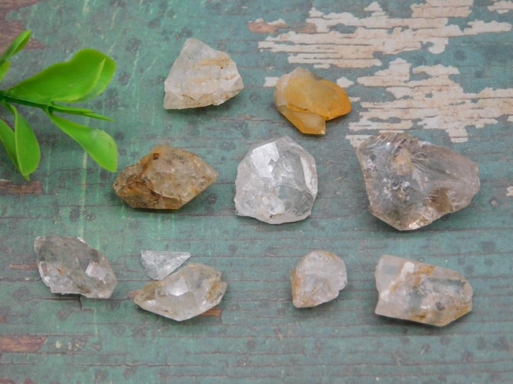 HERKIMER DIAMONDS ROCK STONE LAPIDARY SPECIMEN: HERKIMER DIAMONDS ROCK STONE LAPIDARY SPECIMEN - Part of our Discover Golden Attic, Crystals and Gems auction at HATMAN'S Auctions! Please see photos for measurements and condition. YES, we have in-ho