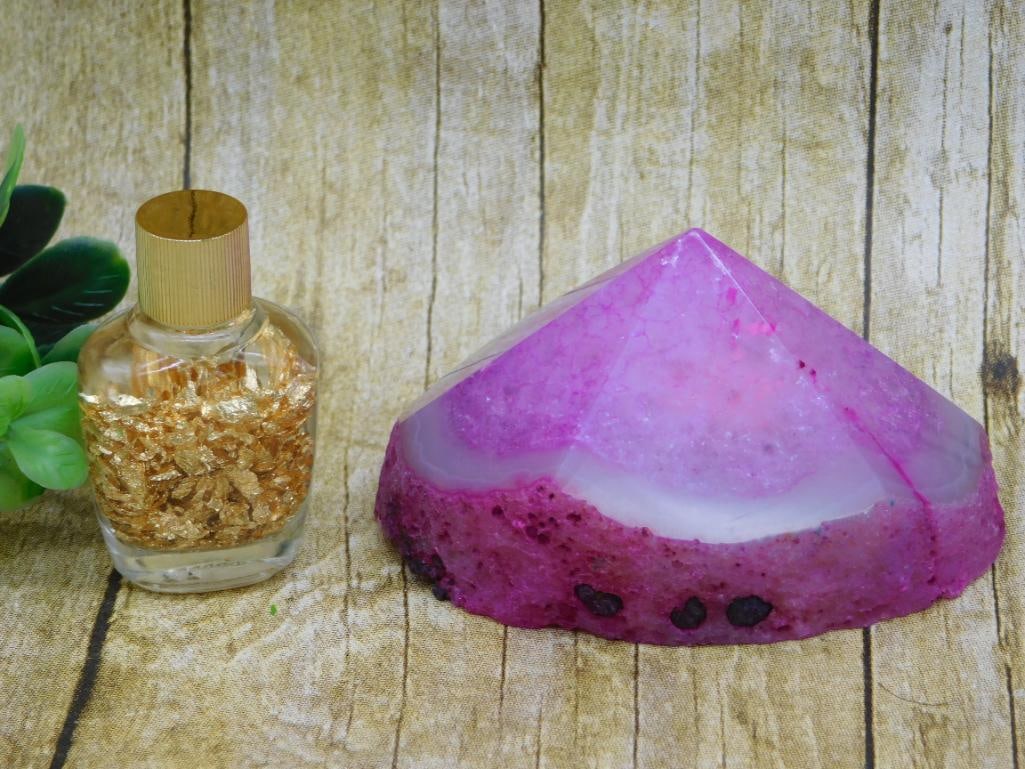 MIXED LOT ROCK STONE LAPIDARY SPECIMEN: MIXED LOT ROCK STONE LAPIDARY SPECIMEN - Part of our Discover Golden Attic, Crystals and Gems auction at HATMAN'S Auctions! Please see photos for measurements and condition. YES, we have in-house ship