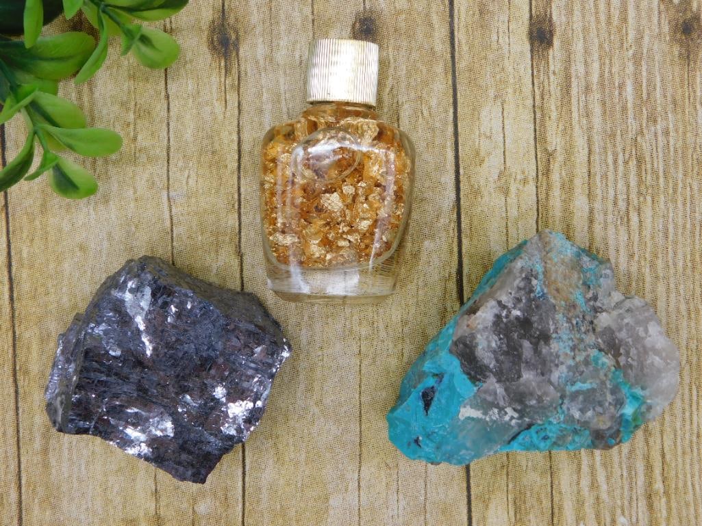 MIXED LOT ROCK STONE LAPIDARY SPECIMEN: MIXED LOT ROCK STONE LAPIDARY SPECIMEN - Part of our Discover Golden Attic, Crystals and Gems auction at HATMAN'S Auctions! Please see photos for measurements and condition. YES, we have in-house ship