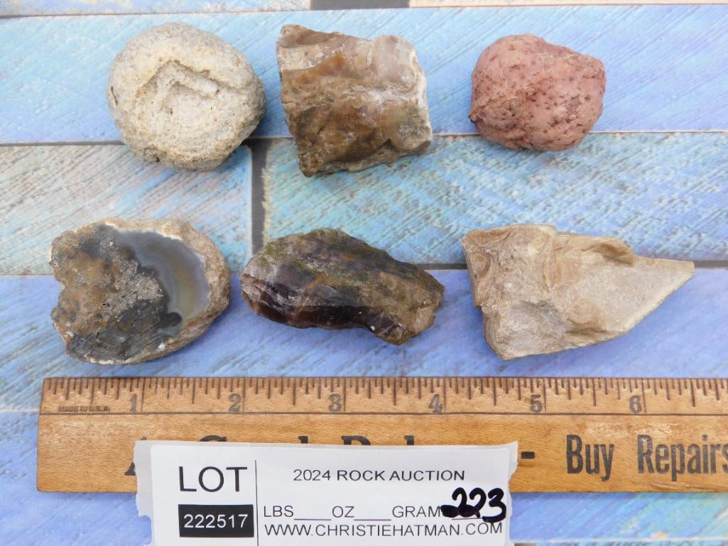 MIXED ROUGH LOT ROCK STONE LAPIDARY SPECIMEN: MIXED ROUGH LOT ROCK STONE LAPIDARY SPECIMEN - Part of our Discover Golden Attic, Crystals and Gems auction at HATMAN'S Auctions! Please see photos for measurements and condition. YES, we have