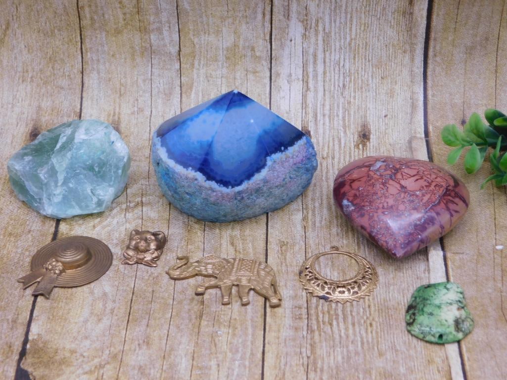 MIXED LOT ROCK STONE LAPIDARY SPECIMEN: MIXED LOT ROCK STONE LAPIDARY SPECIMEN - Part of our Discover Golden Attic, Crystals and Gems auction at HATMAN'S Auctions! Please see photos for measurements and condition. YES, we have in-house