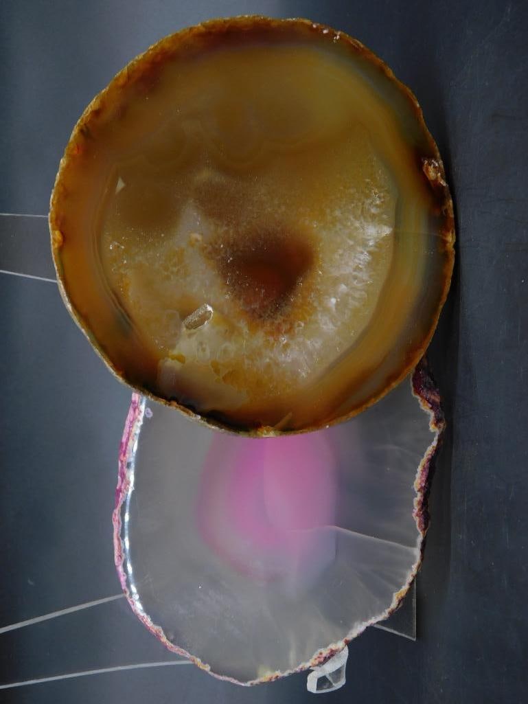 AGATE SLICES ROCK STONE LAPIDARY SPECIMEN: AGATE SLICES ROCK STONE LAPIDARY SPECIMEN - Part of our Discover Golden Attic, Crystals and Gems auction at HATMAN'S Auctions! Please see photos for measurements and condition. YES, we have in-house