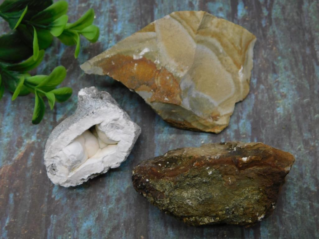 MIXED ROUGH LOT ROCK STONE LAPIDARY SPECIMEN: MIXED ROUGH LOT ROCK STONE LAPIDARY SPECIMEN - Part of our Discover Golden Attic, Crystals and Gems auction at HATMAN'S Auctions! Please see photos for measurements and condition. YES, we have