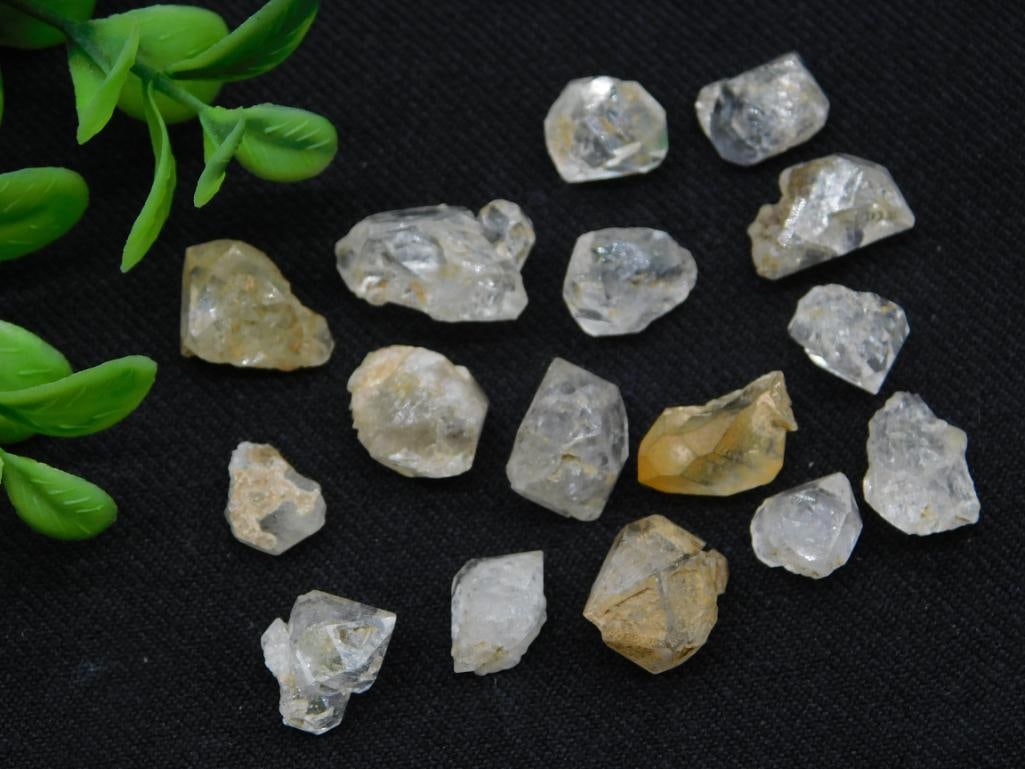 HERKIMER DIAMONDS ROCK STONE LAPIDARY SPECIMEN: HERKIMER DIAMONDS ROCK STONE LAPIDARY SPECIMEN - Part of our Discover Golden Attic, Crystals and Gems auction at HATMAN'S Auctions! Please see photos for measurements and condition. YES, we have in-ho