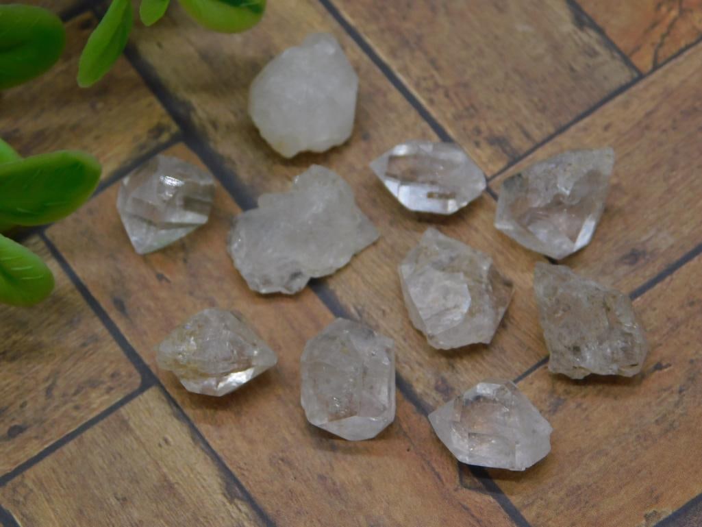 HERKIMER DIAMONDS ROCK STONE LAPIDARY SPECIMEN: HERKIMER DIAMONDS ROCK STONE LAPIDARY SPECIMEN - Part of our Discover Golden Attic, Crystals and Gems auction at HATMAN'S Auctions! Please see photos for measurements and condition. YES, we have
