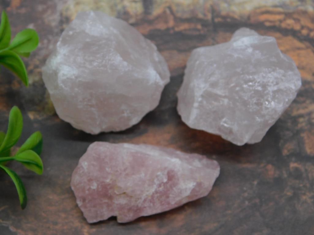 ROSE QUARTZ ROCK STONE LAPIDARY SPECIMEN: ROSE QUARTZ ROCK STONE LAPIDARY SPECIMEN - Part of our Discover Golden Attic, Crystals and Gems auction at HATMAN'S Auctions! Please see photos for measurements and condition. YES, we have in-house