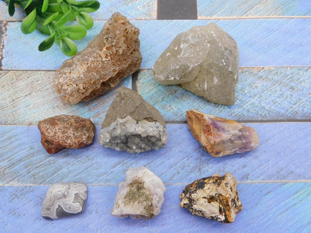 MIXED ROUGH LOT ROCK STONE LAPIDARY SPECIMEN: MIXED ROUGH LOT ROCK STONE LAPIDARY SPECIMEN - Part of our Discover Golden Attic, Crystals and Gems auction at HATMAN'S Auctions! Please see photos for measurements and condition. YES, we have