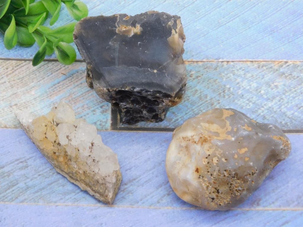 MIXED ROUGH LOT ROCK STONE LAPIDARY SPECIMEN: MIXED ROUGH LOT ROCK STONE LAPIDARY SPECIMEN - Part of our Discover Golden Attic, Crystals and Gems auction at HATMAN'S Auctions! Please see photos for measurements and condition. YES, we have