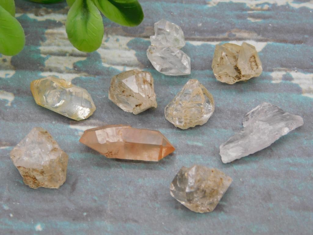 HERKIMER DIAMONDS ROCK STONE LAPIDARY SPECIMEN: HERKIMER DIAMONDS ROCK STONE LAPIDARY SPECIMEN - Part of our Discover Golden Attic, Crystals and Gems auction at HATMAN'S Auctions! Please see photos for measurements and condition. YES, we have in-ho