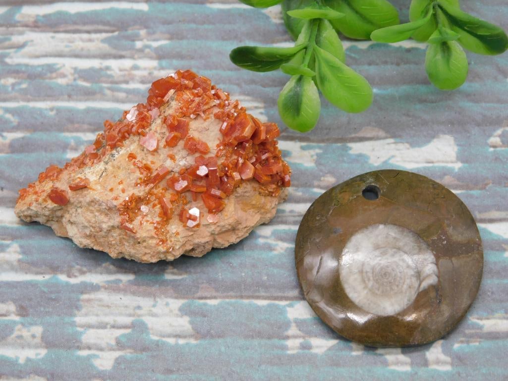 MIXED LOT ROCK STONE LAPIDARY SPECIMEN: MIXED LOT ROCK STONE LAPIDARY SPECIMEN - Part of our Discover Golden Attic, Crystals and Gems auction at HATMAN'S Auctions! Please see photos for measurements and condition. YES, we have in-house ship