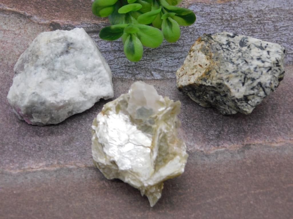 MIXED ROUGH LOT ROCK STONE LAPIDARY SPECIMEN: MIXED ROUGH LOT ROCK STONE LAPIDARY SPECIMEN - Part of our Discover Golden Attic, Crystals and Gems auction at HATMAN'S Auctions! Please see photos for measurements and condition. YES, we have