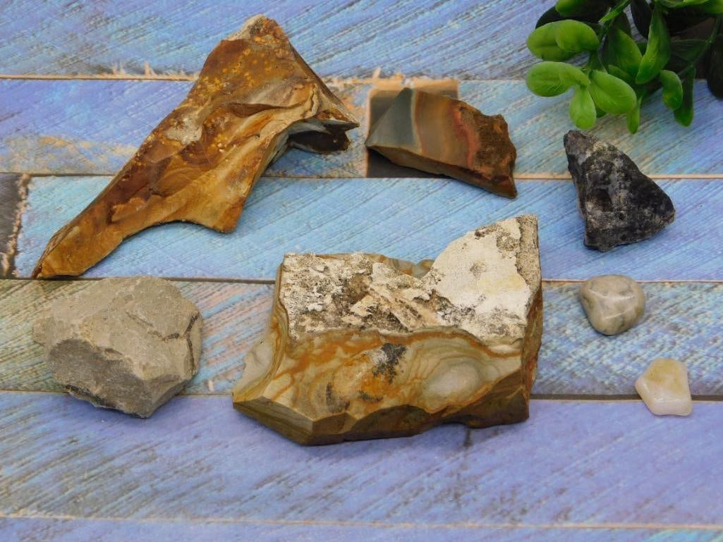 MIXED LOT ROCK STONE LAPIDARY SPECIMEN: MIXED LOT ROCK STONE LAPIDARY SPECIMEN - Part of our Discover Golden Attic, Crystals and Gems auction at HATMAN'S Auctions! Please see photos for measurements and condition. YES, we have in-house ship