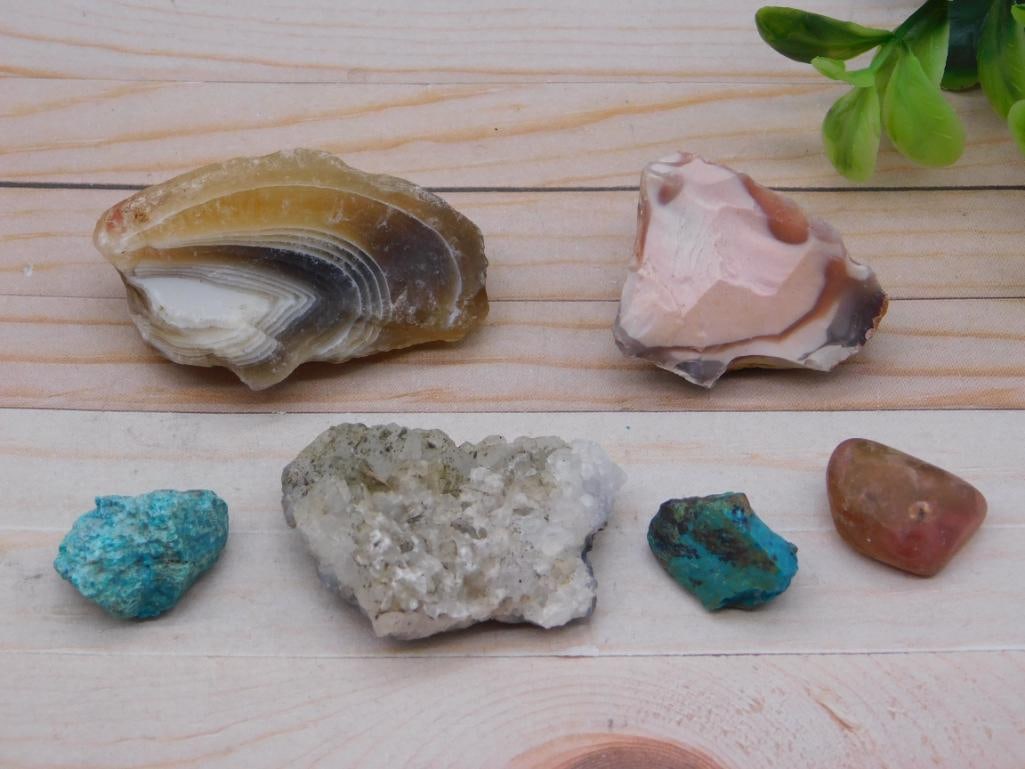 MIXED ROUGH LOT ROCK STONE LAPIDARY SPECIMEN: MIXED ROUGH LOT ROCK STONE LAPIDARY SPECIMEN - Part of our Discover Golden Attic, Crystals and Gems auction at HATMAN'S Auctions! Please see photos for measurements and condition. YES, we have