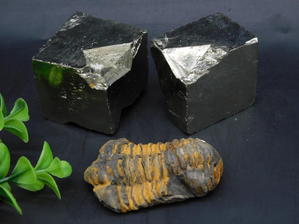 MIXED LOT ROCK STONE LAPIDARY SPECIMEN: MIXED LOT ROCK STONE LAPIDARY SPECIMEN - Part of our Discover Golden Attic, Crystals and Gems auction at HATMAN'S Auctions! Please see photos for measurements and condition. YES, we have in-house ship