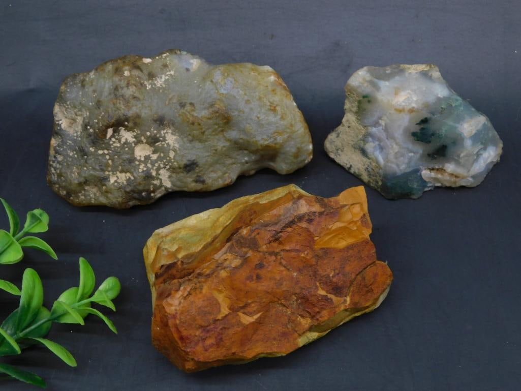 MIXED ROUGH LOT ROCK STONE LAPIDARY SPECIMEN: MIXED ROUGH LOT ROCK STONE LAPIDARY SPECIMEN - Part of our Discover Golden Attic, Crystals and Gems auction at HATMAN'S Auctions! Please see photos for measurements and condition. YES, we have in-hous