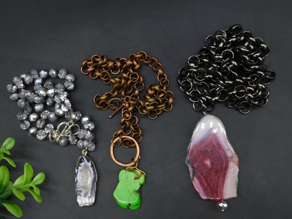 MIXED JEWELRY LOT ROCK STONE LAPIDARY SPECIMEN: MIXED JEWELRY LOT ROCK STONE LAPIDARY SPECIMEN - Part of our Discover Golden Attic, Crystals and Gems auction at HATMAN'S Auctions! Please see photos for measurements and condition. YES, we have