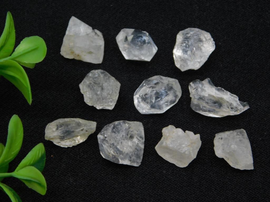 HERKIMER DIAMONDS ROCK STONE LAPIDARY SPECIMEN: HERKIMER DIAMONDS ROCK STONE LAPIDARY SPECIMEN - Part of our Discover Golden Attic, Crystals and Gems auction at HATMAN'S Auctions! Please see photos for measurements and condition. YES, we have in-ho