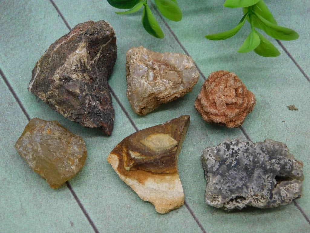 MIXED ROUGH LOT ROCK STONE LAPIDARY SPECIMEN: MIXED ROUGH LOT ROCK STONE LAPIDARY SPECIMEN - Part of our Discover Golden Attic, Crystals and Gems auction at HATMAN'S Auctions! Please see photos for measurements and condition. YES, we have