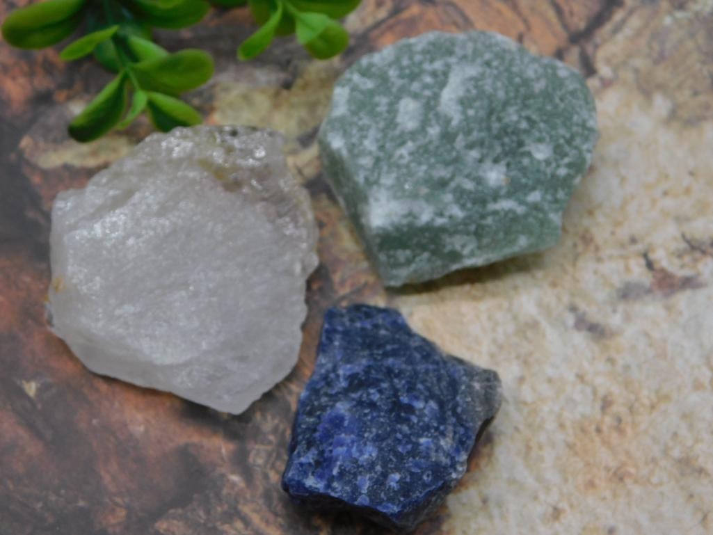 MIXED ROUGH LOT ROCK STONE LAPIDARY SPECIMEN: MIXED ROUGH LOT ROCK STONE LAPIDARY SPECIMEN - Part of our Discover Golden Attic, Crystals and Gems auction at HATMAN'S Auctions! Please see photos for measurements and condition. YES, we have in-hous