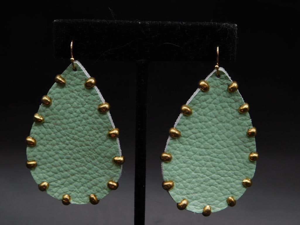 EARRINGS: EARRINGS - Part of our Discover Golden Attic, Crystals and Gems auction at HATMAN'S Auctions! Please see photos for measurements and condition. YES, we have in-house shipping! We have MANY REPEAT CUST