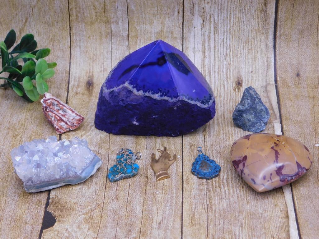 MIXED LOT ROCK STONE LAPIDARY SPECIMEN: MIXED LOT ROCK STONE LAPIDARY SPECIMEN - Part of our Discover Golden Attic, Crystals and Gems auction at HATMAN'S Auctions! Please see photos for measurements and condition. YES, we have in-house ship