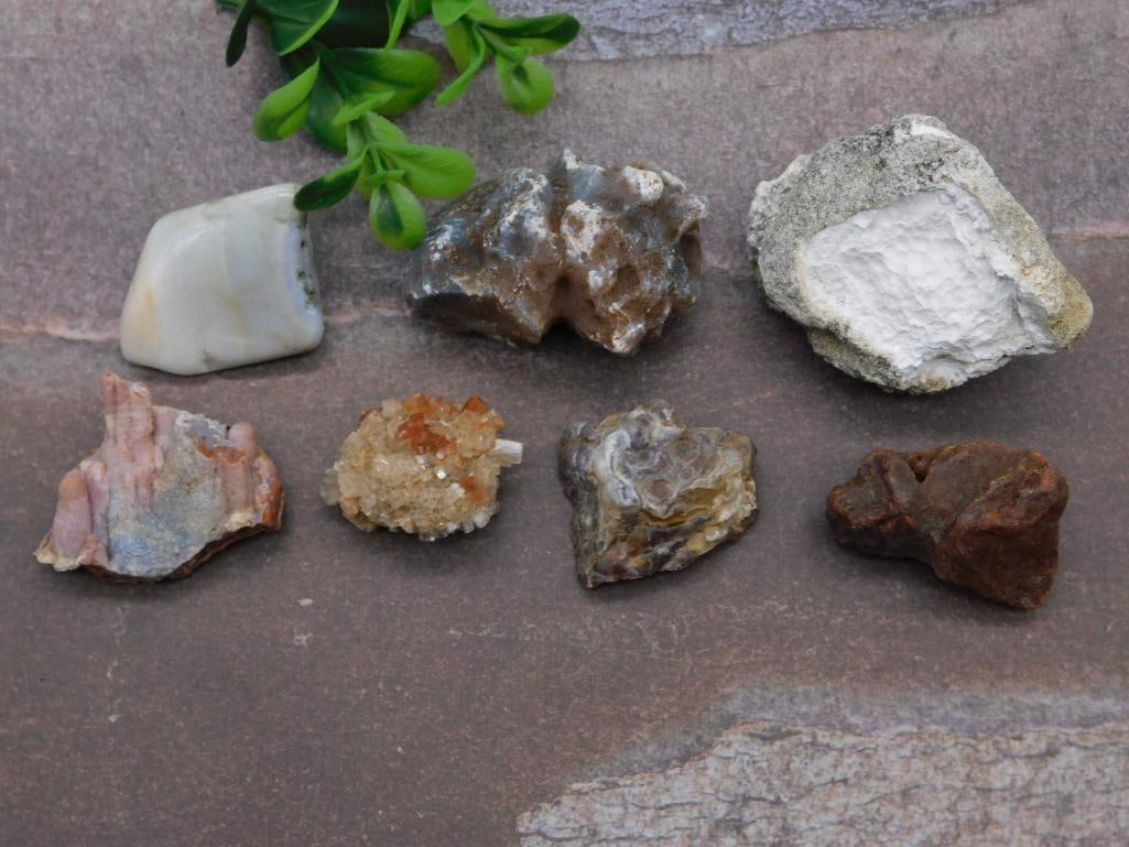 MIXED ROUGH LOT ROCK STONE LAPIDARY SPECIMEN: MIXED ROUGH LOT ROCK STONE LAPIDARY SPECIMEN - Part of our Discover Golden Attic, Crystals and Gems auction at HATMAN'S Auctions! Please see photos for measurements and condition. YES, we have in-hous