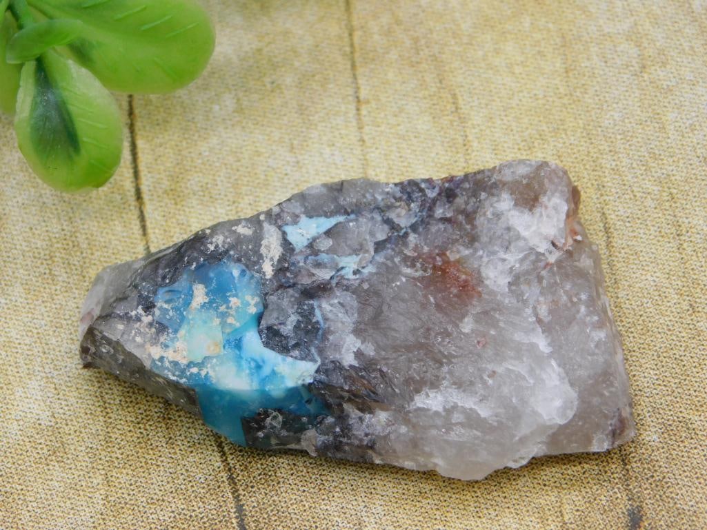 GEM SILICA ROCK STONE LAPIDARY SPECIMEN: GEM SILICA ROCK STONE LAPIDARY SPECIMEN - Part of our Discover Golden Attic, Crystals and Gems auction at HATMAN'S Auctions! Please see photos for measurements and condition. YES, we have in-house shi