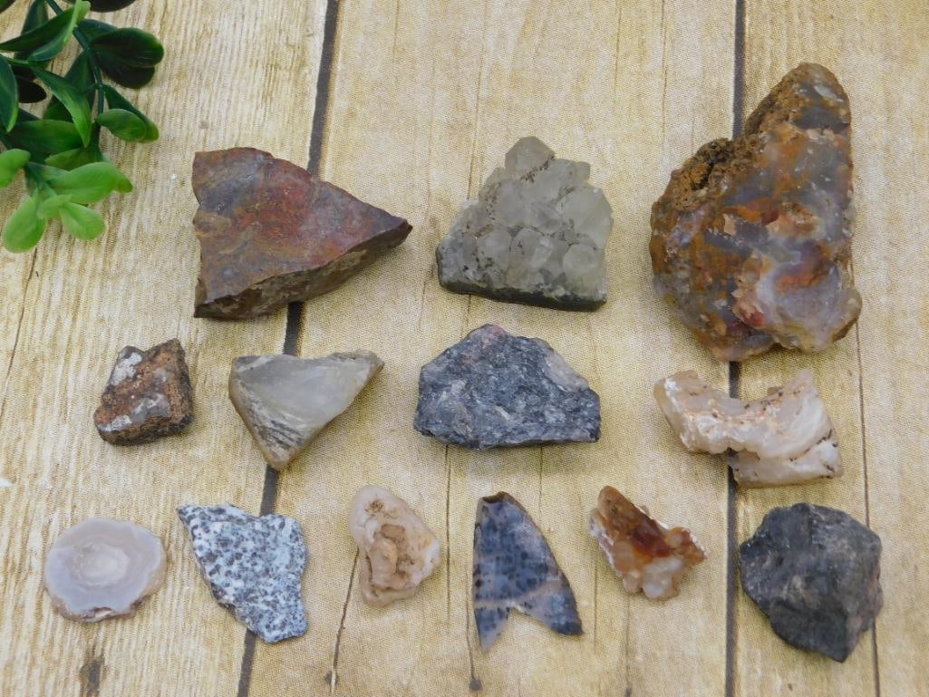 MIXED ROUGH LOT ROCK STONE LAPIDARY SPECIMEN: MIXED ROUGH LOT ROCK STONE LAPIDARY SPECIMEN - Part of our Discover Golden Attic, Crystals and Gems auction at HATMAN'S Auctions! Please see photos for measurements and condition. YES, we have