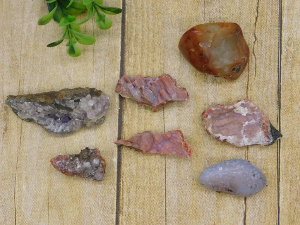MIXED ROUGH LOT ROCK STONE LAPIDARY SPECIMEN: MIXED ROUGH LOT ROCK STONE LAPIDARY SPECIMEN - Part of our Discover Golden Attic, Crystals and Gems auction at HATMAN'S Auctions! Please see photos for measurements and condition. YES, we have