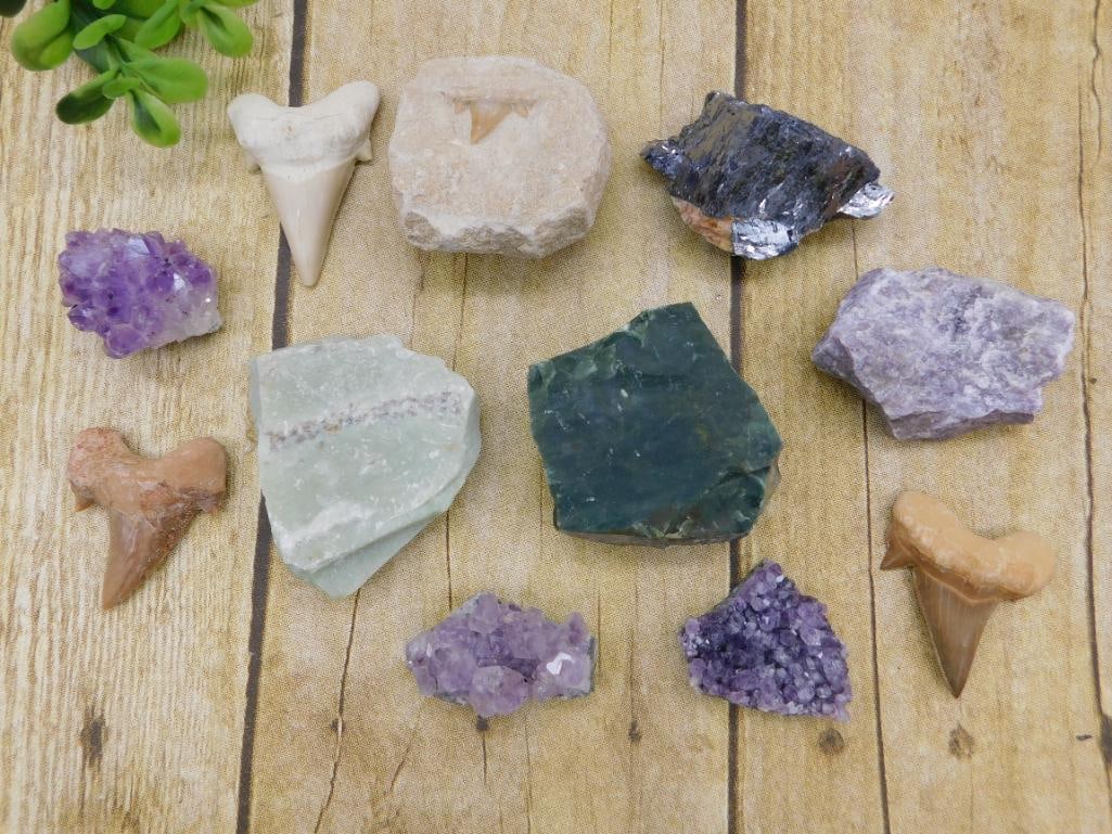MIXED LOT ROCK STONE LAPIDARY SPECIMEN: MIXED LOT ROCK STONE LAPIDARY SPECIMEN - Part of our Discover Golden Attic, Crystals and Gems auction at HATMAN'S Auctions! Please see photos for measurements and condition. YES, we have in-house ship