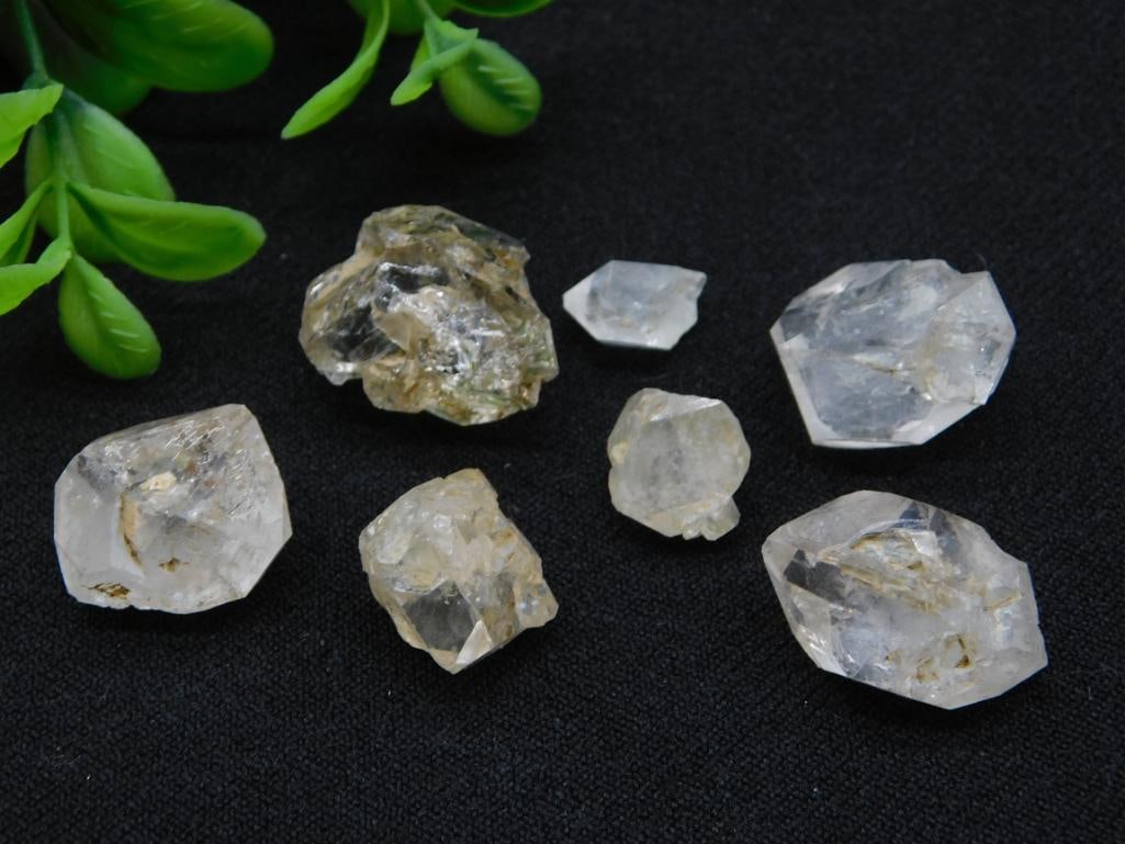 HERKIMER DIAMONDS ROCK STONE LAPIDARY SPECIMEN: HERKIMER DIAMONDS ROCK STONE LAPIDARY SPECIMEN - Part of our Discover Golden Attic, Crystals and Gems auction at HATMAN'S Auctions! Please see photos for measurements and condition. YES, we have in-ho