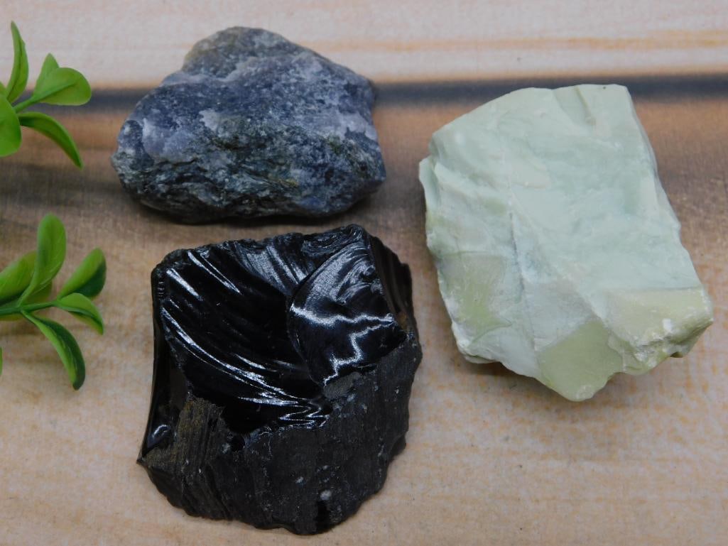 MIXED ROUGH LOT ROCK STONE LAPIDARY SPECIMEN: MIXED ROUGH LOT ROCK STONE LAPIDARY SPECIMEN - Part of our Discover Golden Attic, Crystals and Gems auction at HATMAN'S Auctions! Please see photos for measurements and condition. YES, we have