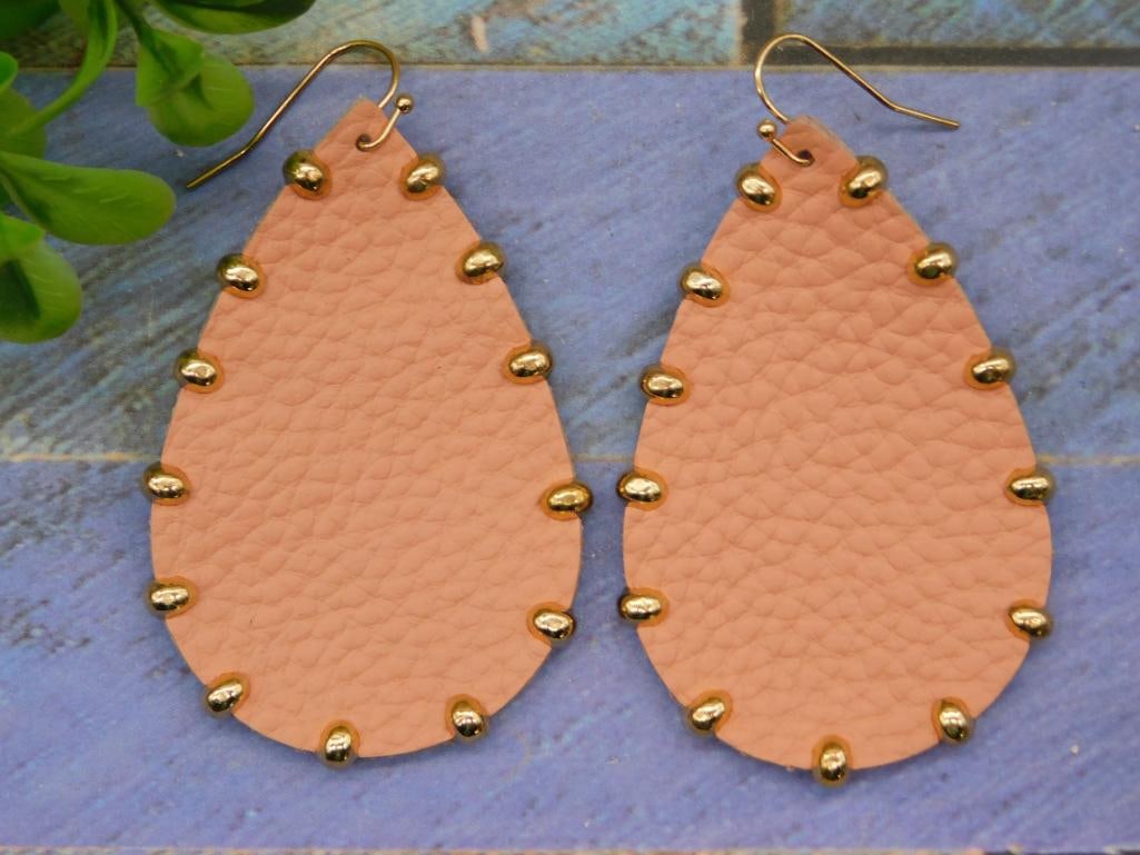 PEACH TEARDROP EARRINGS: PEACH TEARDROP EARRINGS - Part of our Discover Golden Attic, Crystals and Gems auction at HATMAN'S Auctions! Please see photos for measurements and condition. YES, we have in-house shipping! We have