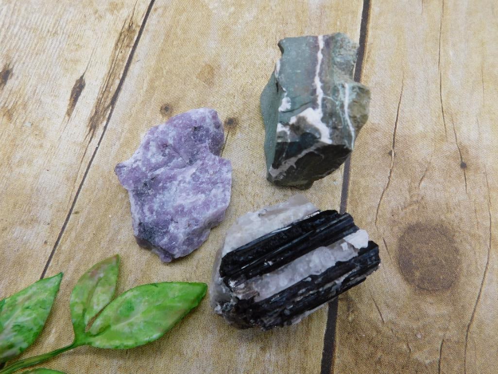 MIXED ROUGH LOT ROCK STONE LAPIDARY SPECIMEN: MIXED ROUGH LOT ROCK STONE LAPIDARY SPECIMEN - Part of our Discover Golden Attic, Crystals and Gems auction at HATMAN'S Auctions! Please see photos for measurements and condition. YES, we have in-hous