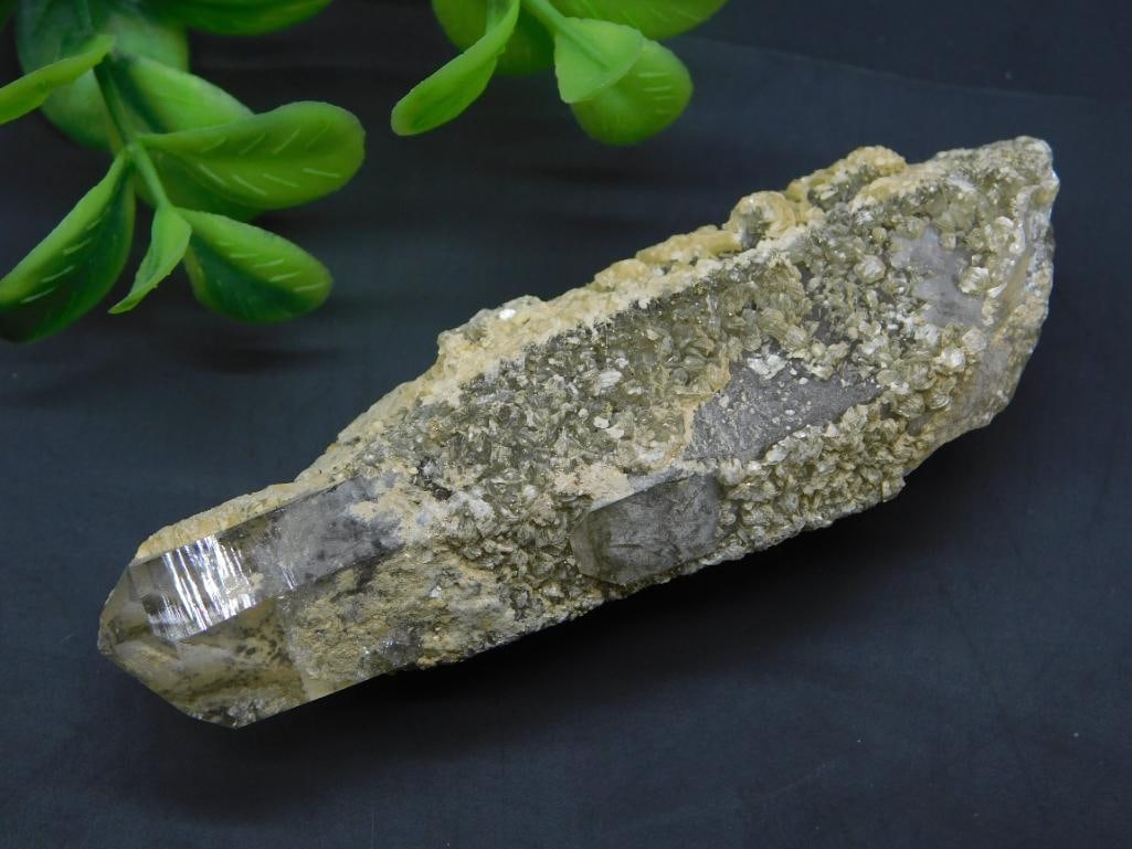 MINERAL ON QUARTZ ROCK STONE LAPIDARY SPECIMEN: MINERAL ON QUARTZ ROCK STONE LAPIDARY SPECIMEN - Part of our Discover Golden Attic, Crystals and Gems auction at HATMAN'S Auctions! Please see photos for measurements and condition. YES, we have in-ho