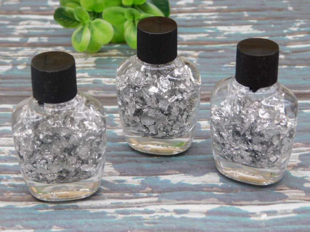 SILVER FLAKES IN BOTTLES ROCK STONE LAPIDARY SPECIMEN: SILVER FLAKES IN BOTTLES ROCK STONE LAPIDARY SPECIMEN - Part of our Discover Golden Attic, Crystals and Gems auction at HATMAN'S Auctions! Please see photos for measurements and condition. YES, we