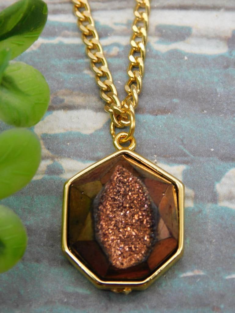 DRUZY QUARTZ PENDANT ON CHAIN NECKLACE ROCK STONE LAPIDARY SPECIMEN: DRUZY QUARTZ PENDANT ON CHAIN NECKLACE ROCK STONE LAPIDARY SPECIMEN - Part of our Discover Golden Attic, Crystals and Gems auction at HATMAN'S Auctions! Please see photos for measurements and