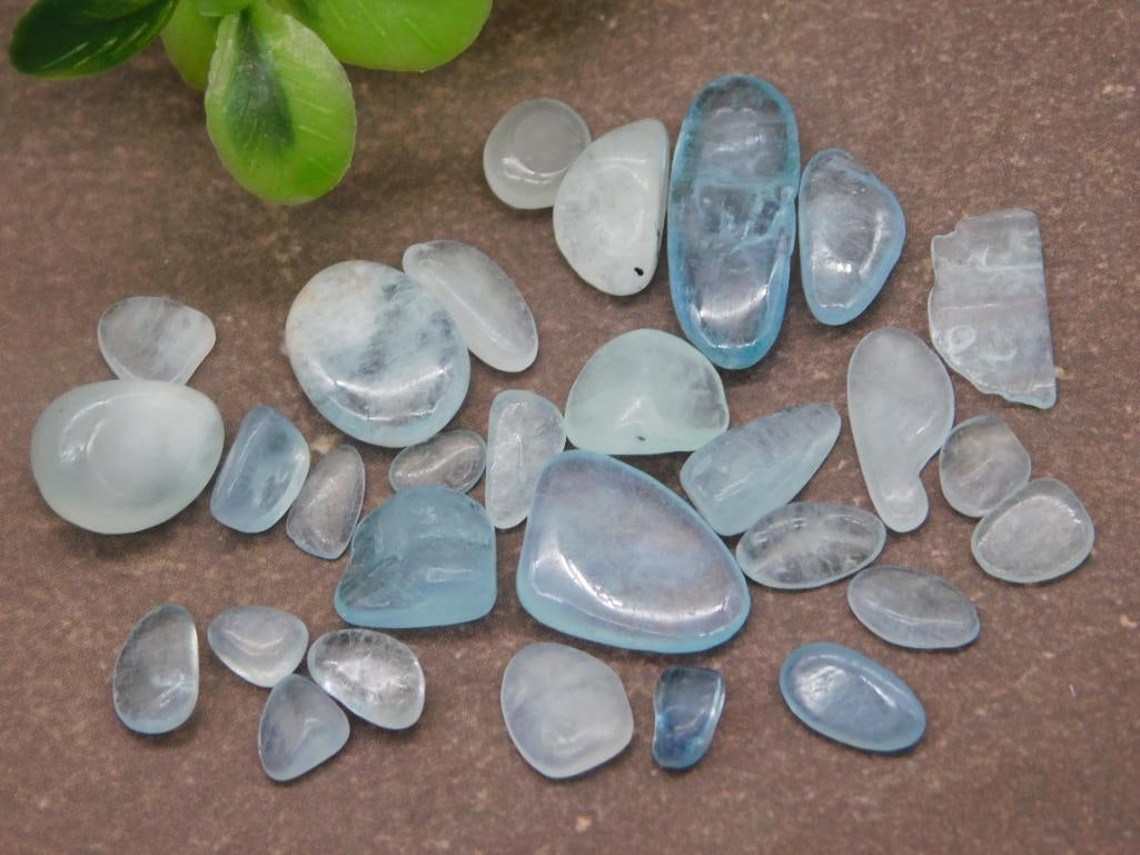 AQUAMARINE ROCK STONE LAPIDARY SPECIMEN: AQUAMARINE ROCK STONE LAPIDARY SPECIMEN - Part of our Discover Golden Attic, Crystals and Gems auction at HATMAN'S Auctions! Please see photos for measurements and condition. YES, we have in-house