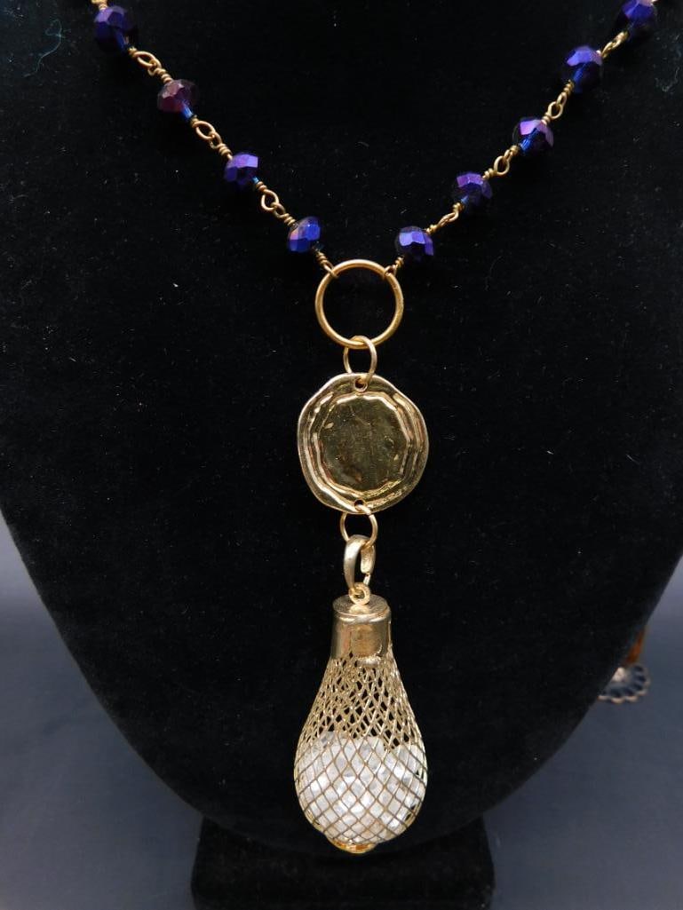 COSTUME JEWELRY NECKLACE: COSTUME JEWELRY NECKLACE - Part of our Discover Golden Attic, Crystals and Gems auction at HATMAN'S Auctions! Please see photos for measurements and condition. YES, we have in-house shipping! We have