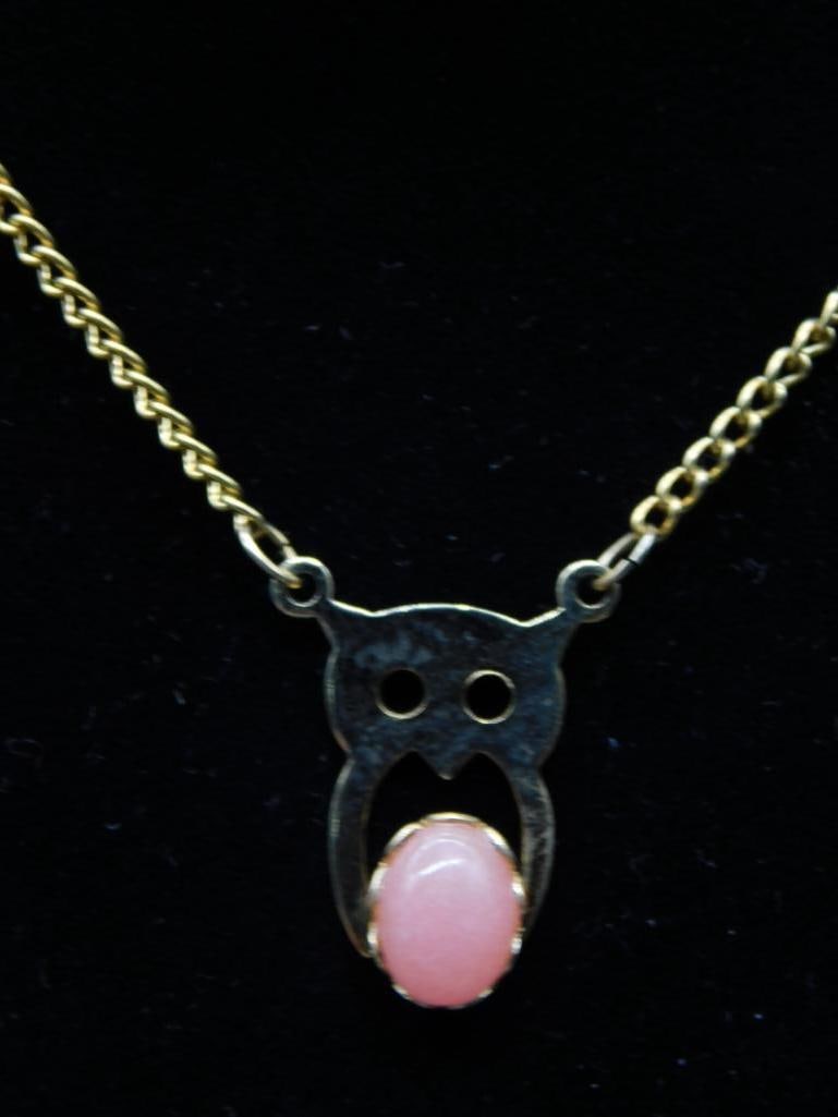 GENUINE STONE PENDANT ON CHAIN NECKLACE ROCK STONE LAPIDARY SPECIMEN: GENUINE STONE PENDANT ON CHAIN NECKLACE ROCK STONE LAPIDARY SPECIMEN - Part of our Discover Golden Attic, Crystals and Gems auction at HATMAN'S Auctions! Please see photos for measurements and