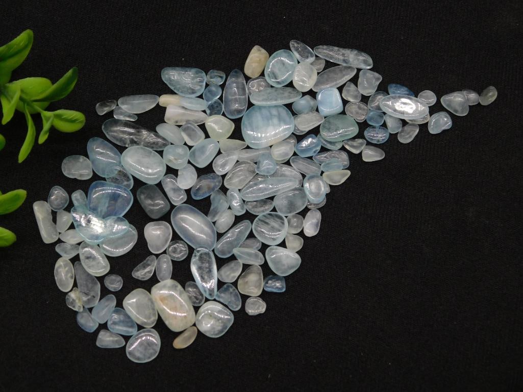 AQUAMARINE ROCK STONE LAPIDARY SPECIMEN: AQUAMARINE ROCK STONE LAPIDARY SPECIMEN - Part of our Discover Golden Attic, Crystals and Gems auction at HATMAN'S Auctions! Please see photos for measurements and condition. YES, we have in-house