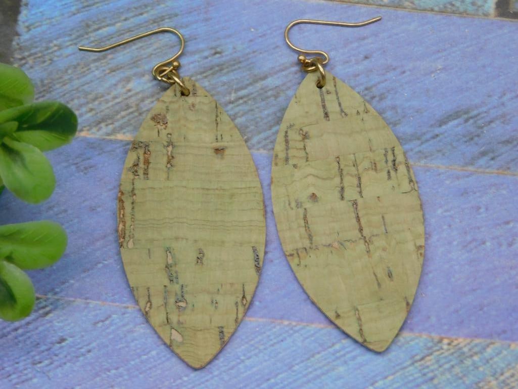 EARRINGS: EARRINGS - Part of our Discover Golden Attic, Crystals and Gems auction at HATMAN'S Auctions! Please see photos for measurements and condition. YES, we have in-house shipping! We have MANY REPEAT