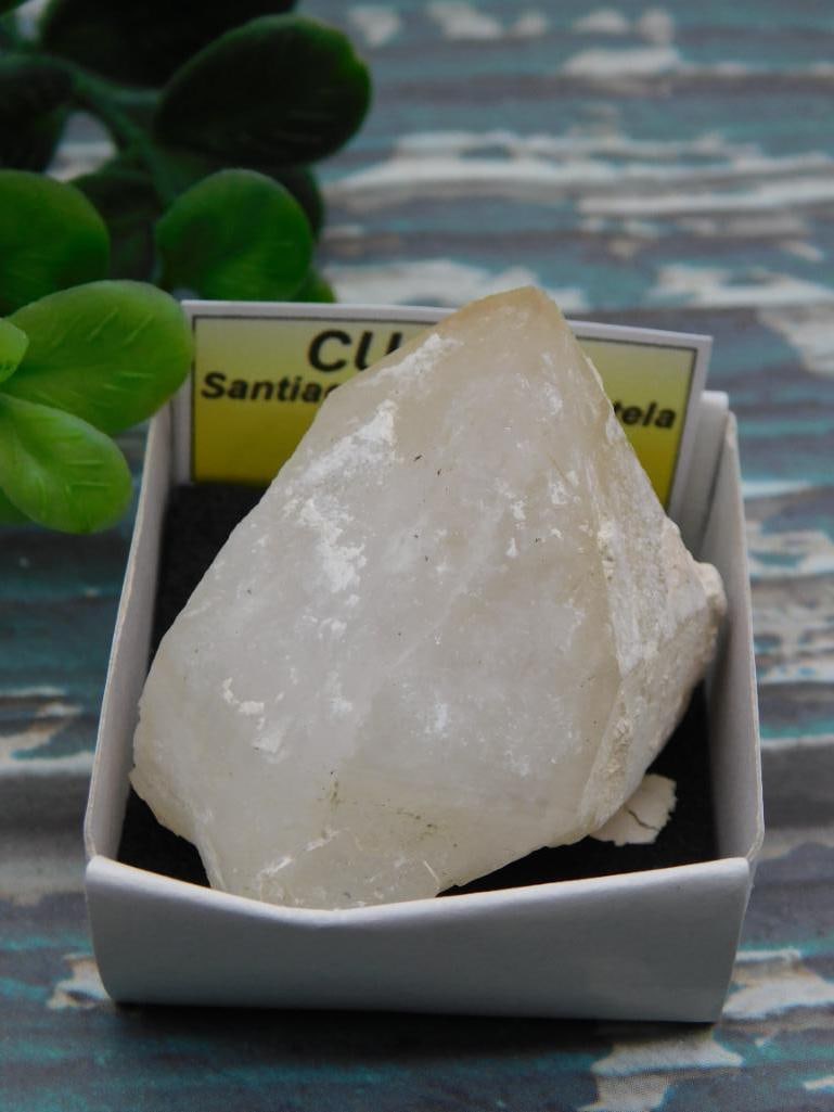 CUARZO ROCK STONE LAPIDARY SPECIMEN: CUARZO ROCK STONE LAPIDARY SPECIMEN - Part of our Discover Golden Attic, Crystals and Gems auction at HATMAN'S Auctions! Please see photos for measurements and condition. YES, we have in-house