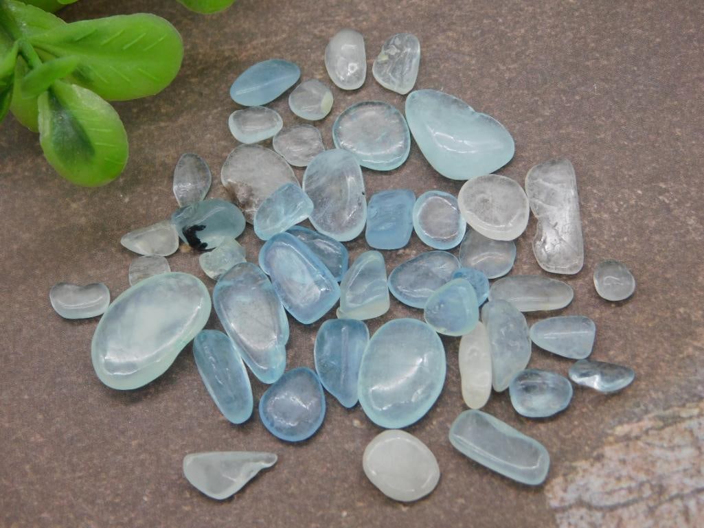 AQUAMARINE ROCK STONE LAPIDARY SPECIMEN: AQUAMARINE ROCK STONE LAPIDARY SPECIMEN - Part of our Discover Golden Attic, Crystals and Gems auction at HATMAN'S Auctions! Please see photos for measurements and condition. YES, we have in-house